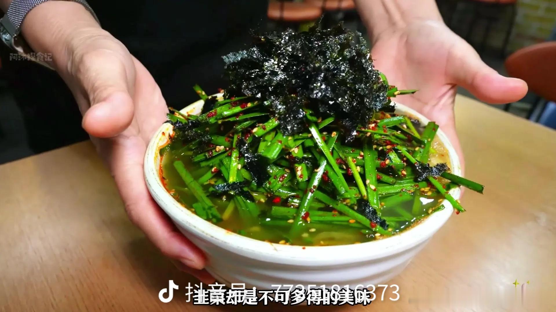 韩国网红韭菜面8500韩元一碗米粉，豆芽，韭菜，三样东西都是很便宜的。放国内，自