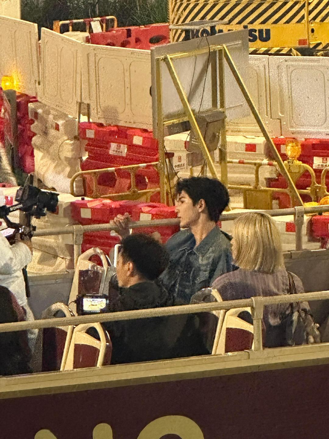 偶遇张凌赫香港拍写真 张凌赫这个港风适配度真的好绝，杀青快乐期待蒋峤西[吹风车]