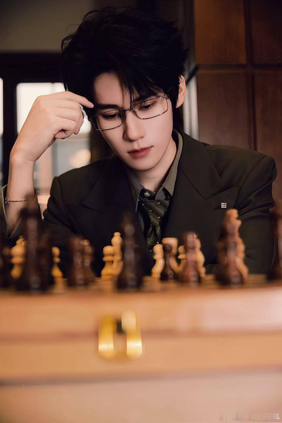 张真源疑似跑男团最后的老实人 被白鹿这波爆料可爱到，张真源安安静静待楼上，对比其