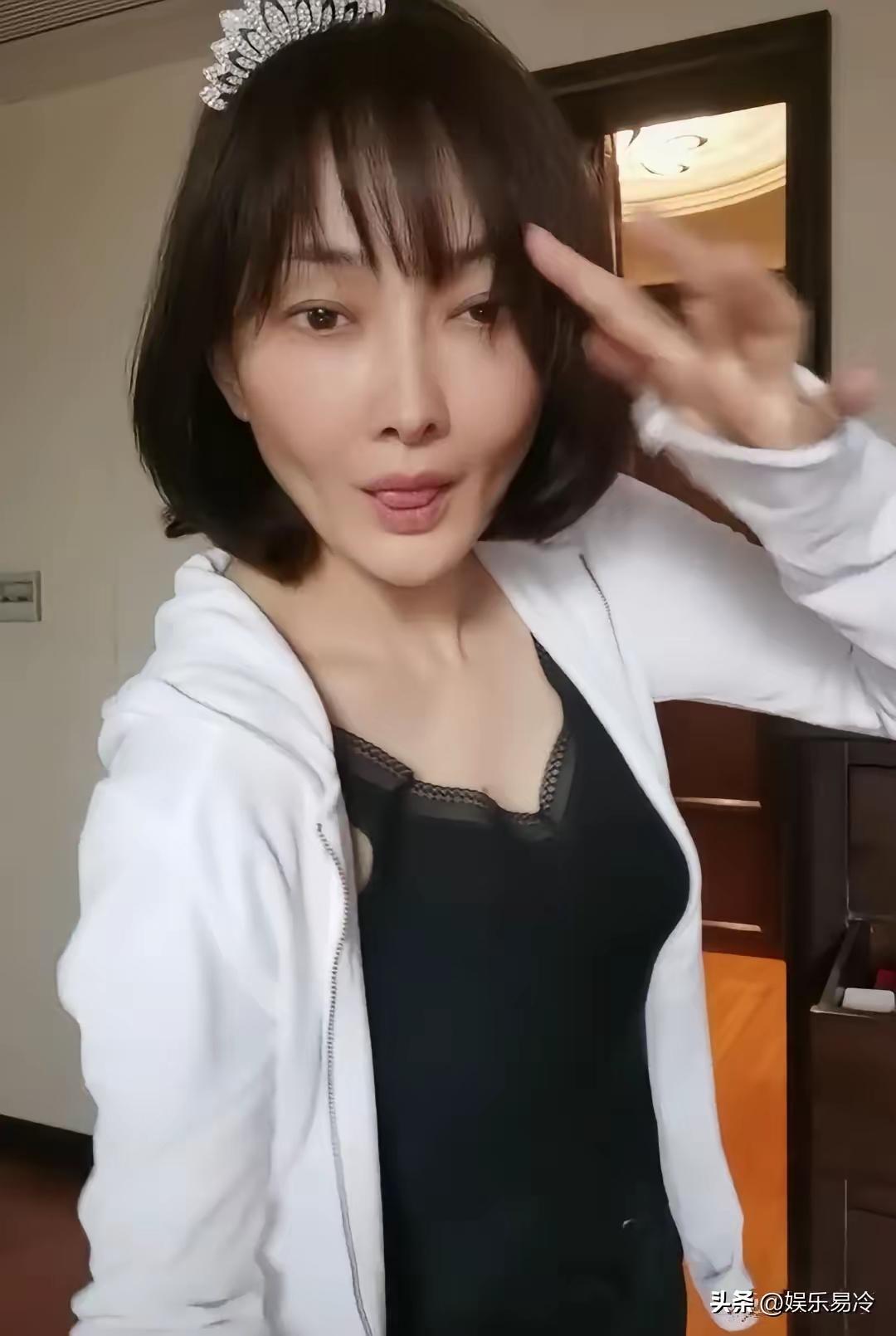 又一位女明星因医美导致容貌受损、事业受挫。
原本每年“春晚”舞台上都能见到她的身