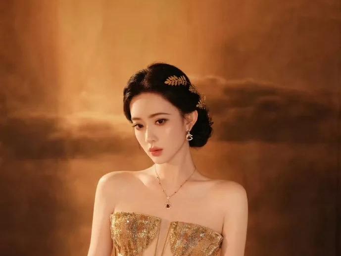 12月21日海口星光大赏，演员孟子义在领奖时不慎摔倒，这已是她第二次在该活动摔倒