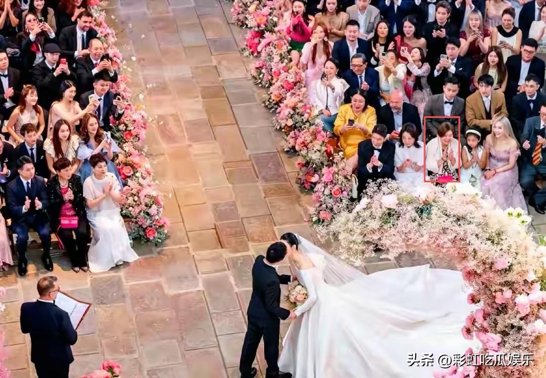 何猷君是个感恩的人，他婚礼还邀请了保姆去法国，把保姆安排在家人的位置，就坐在何超