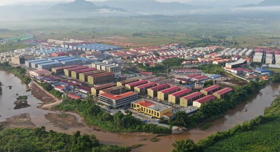 最近刷到国际新闻，最提气的一条莫过于柬埔寨动真格了。
 
不久前首相洪玛奈直接放