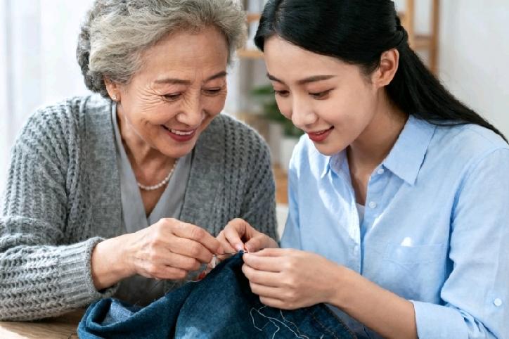 最近跟婆婆相处，每天都在上演“花钱观念大碰撞”，说出来全是哭笑不得的小日常。
 