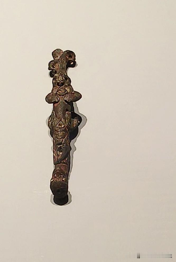 这件收藏于汉魏洛阳故城遗址博物馆内的曹魏“神人抱鱼铜带钩”，是三国曹魏名将曹休生