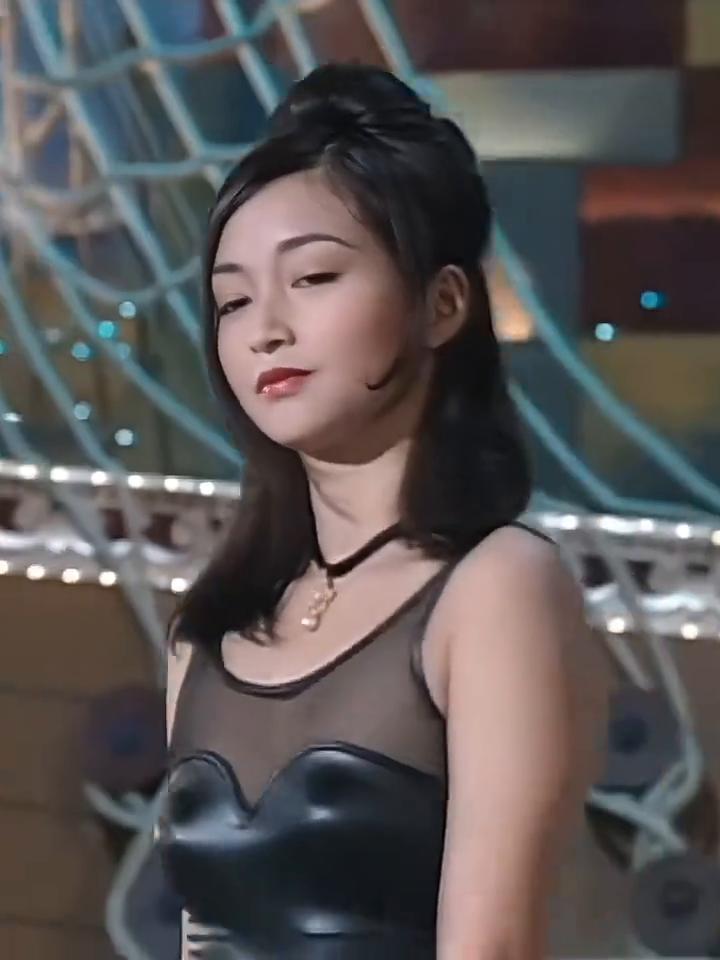 系二号李易洪小姐。