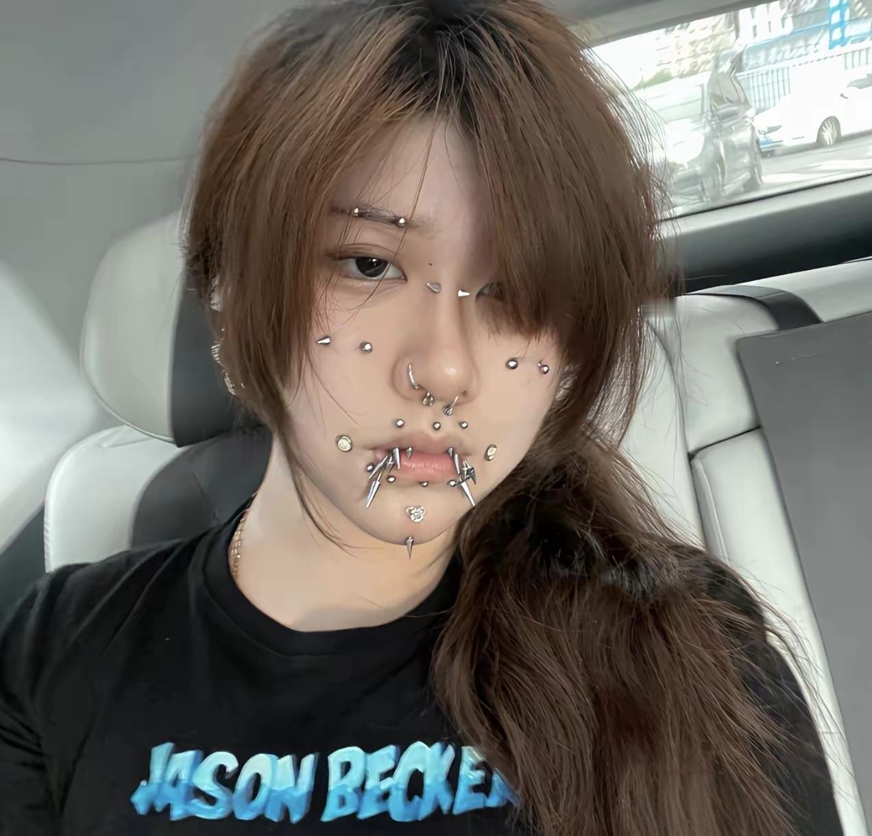 看到这张满脸穿刺钉的照片，属实被震撼到了，我查了一下，这是亚文化里的身体穿刺朋克