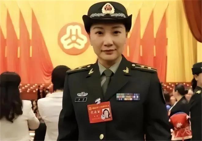 照片中这位英姿飒爽的女军人，就是毛新宇的妻子刘滨！照片中的刘滨身着一身军装，身材