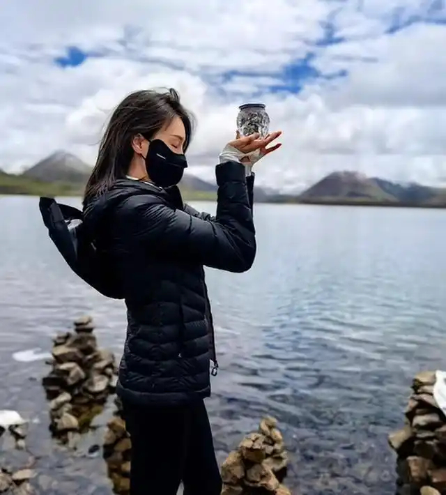 情深深雨濛濛里的她，近照曝光后太惊艳，退圈20年竟活成这样谁不羡慕 