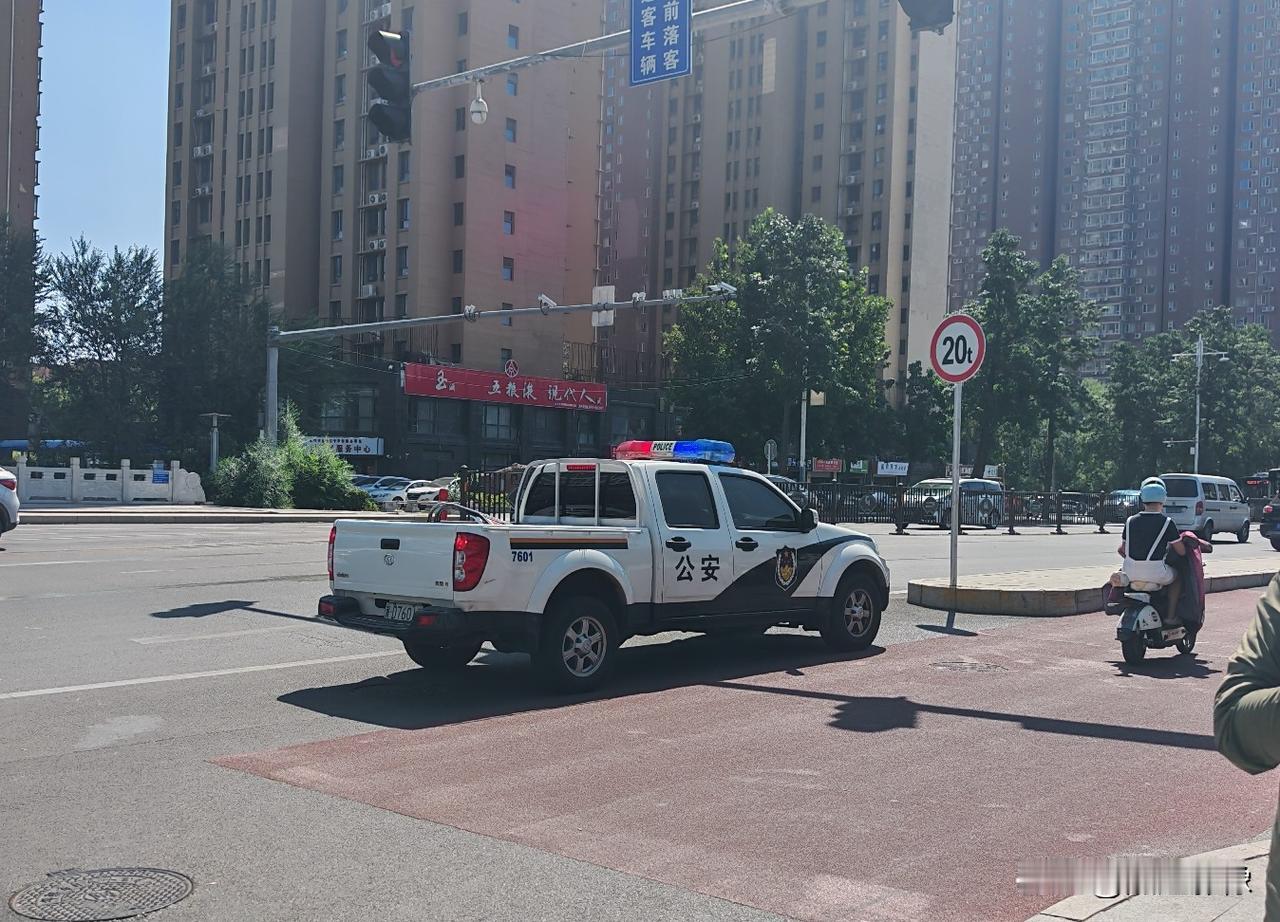 邯郸浴新大街查头盔，四处不合规

 
9月6日上午，我骑行电动自行车沿复兴路右转