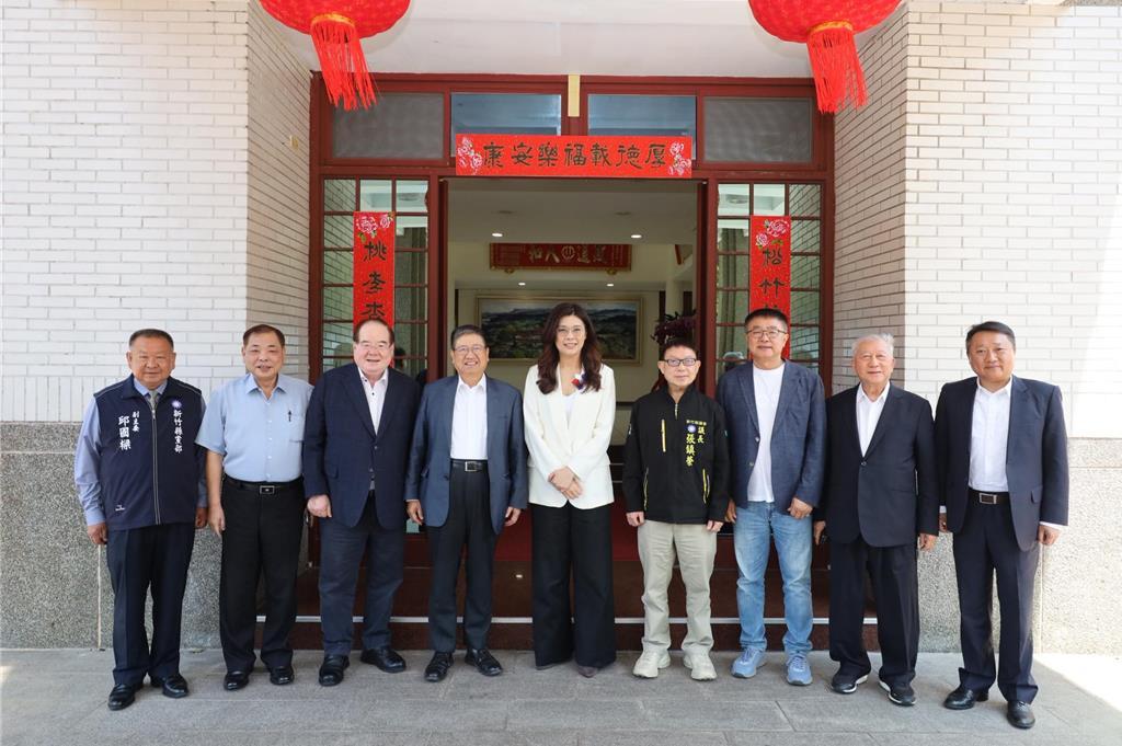 郑丽文携重量级人物今赴新竹整合，杨文科出任党部主委全力辅选，陈见贤出席并合影留念