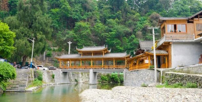 新阶层建设力赋能黄金村乡村振兴新艺中国服务团走进湖南黄金村10月15日，新艺中国