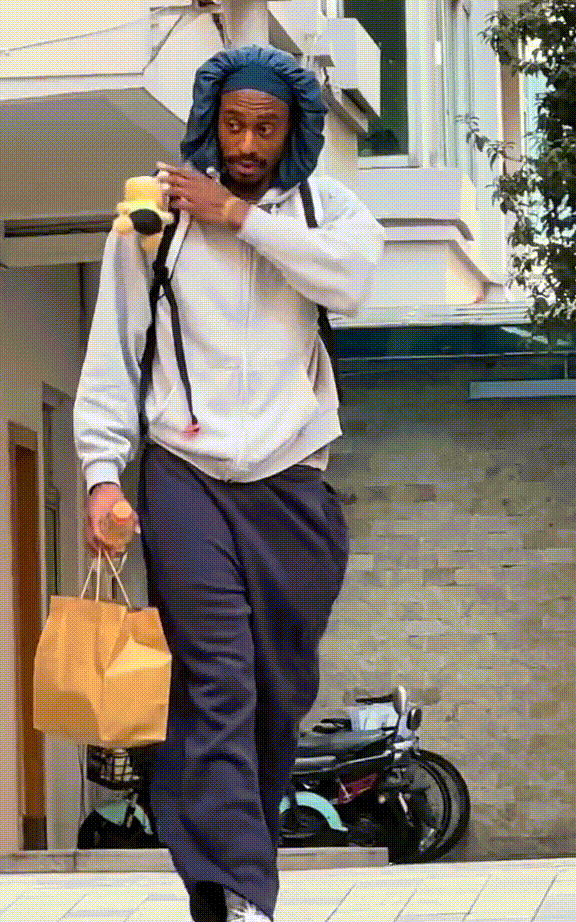 好消息！麦考尔已拆除膝盖护具，走起路来顺畅多了啊，期待广东队四外援早日合体