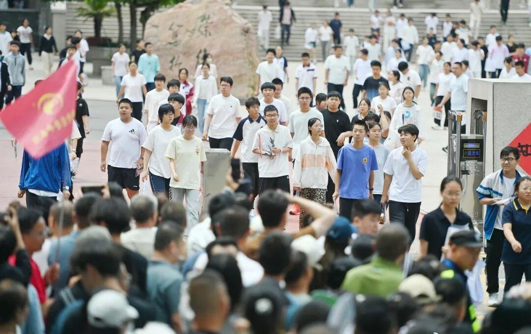 晋中中考顺利开考！加油，少年！

六月风暖少年，逐梦恰逢其时。6月20日，202