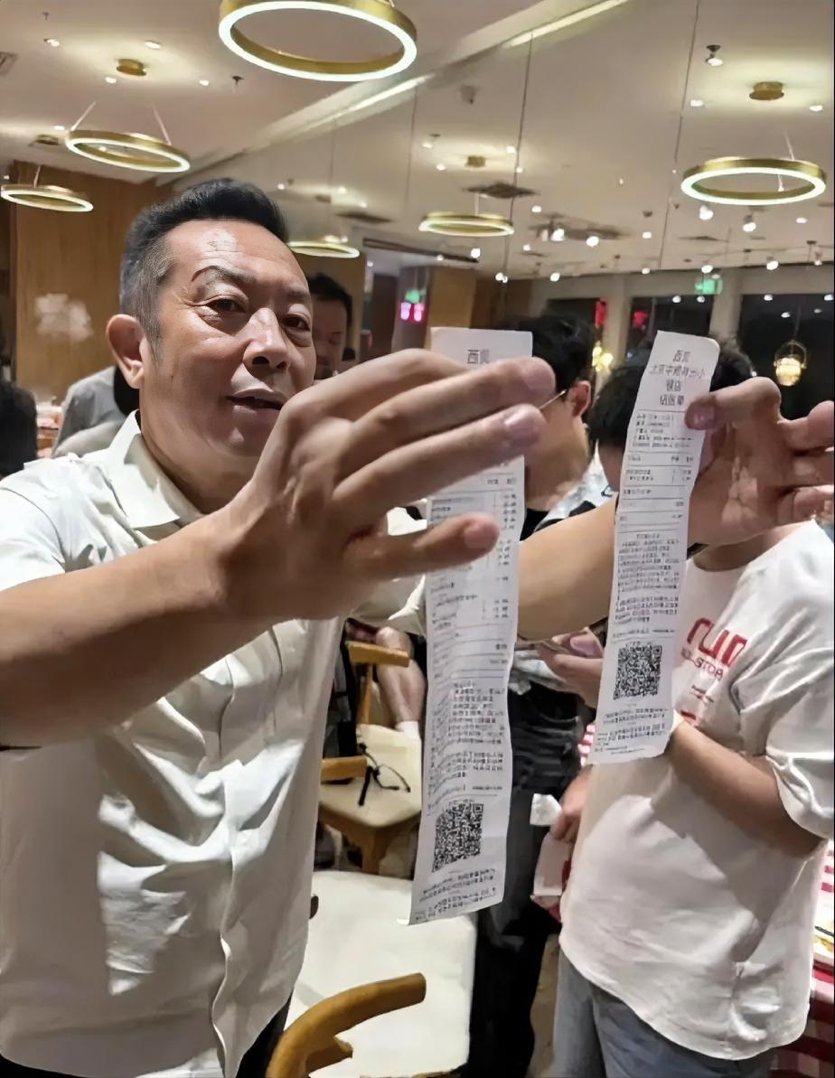 这贾老板，看着是个老实人。
我也给西贝支个招:

1，先给老罗认个错，以退为进。