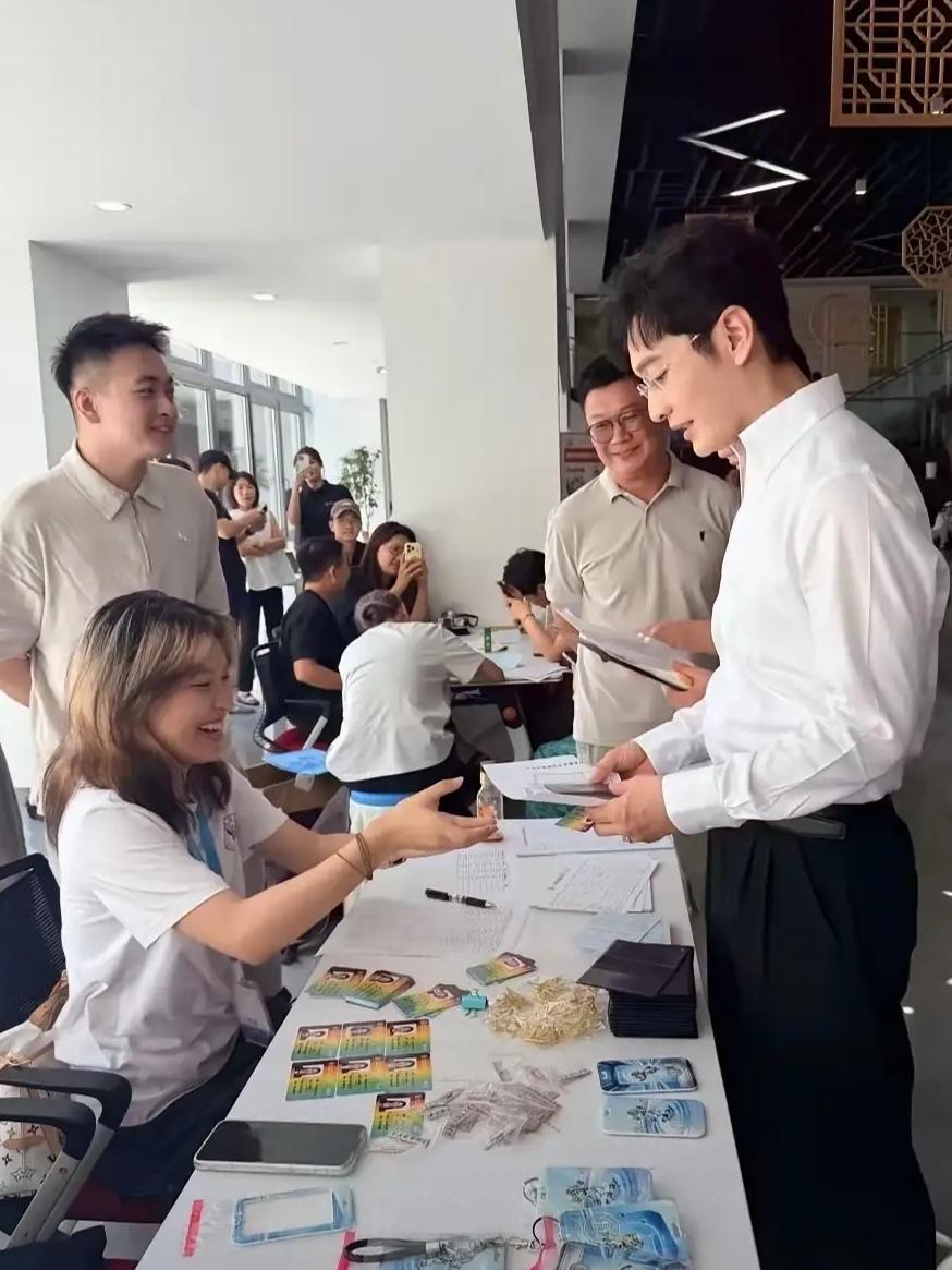 黄晓明办入学手续，以为是拍戏，原来是真的

近日，48岁的黄晓明到上海戏剧学院办