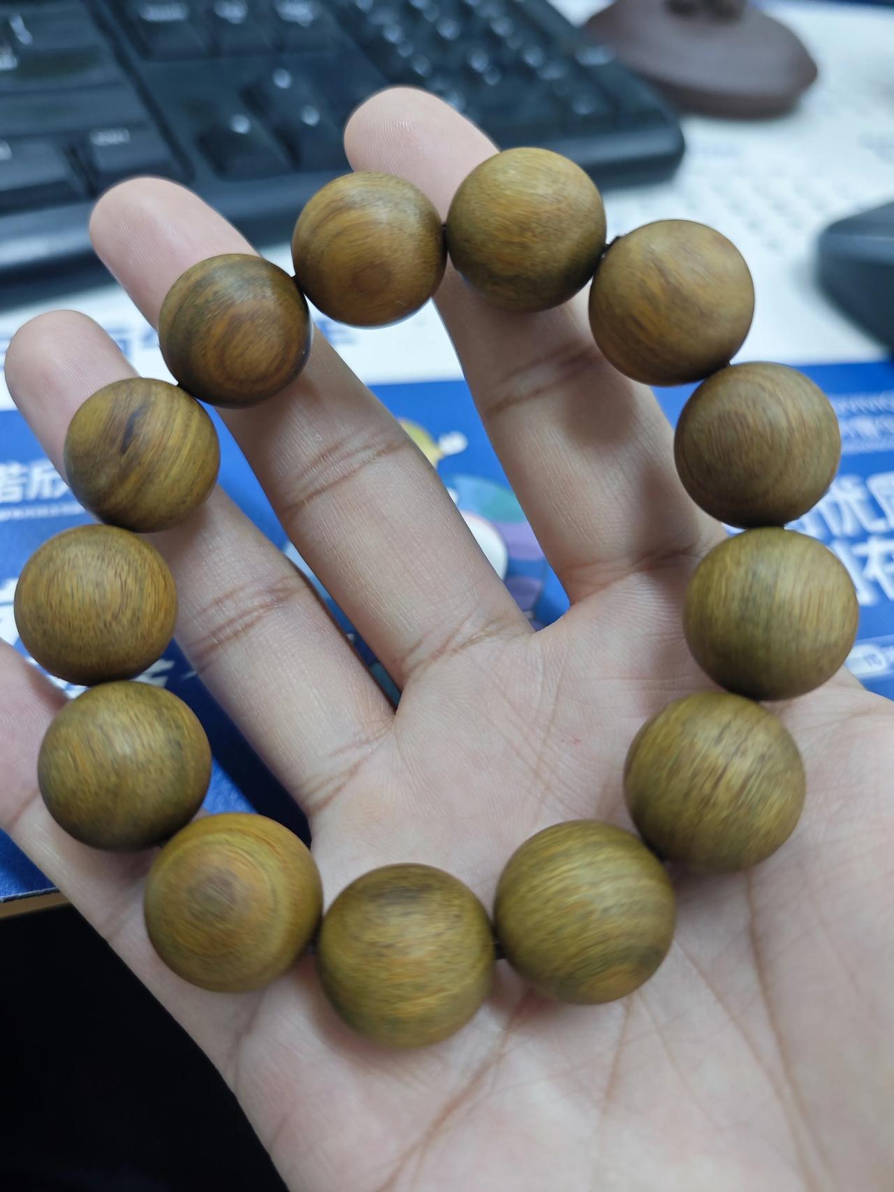 请一定要给予底层普通人足够的尊重。生活已经压得他们喘不过气，尊严往往是身上仅存的