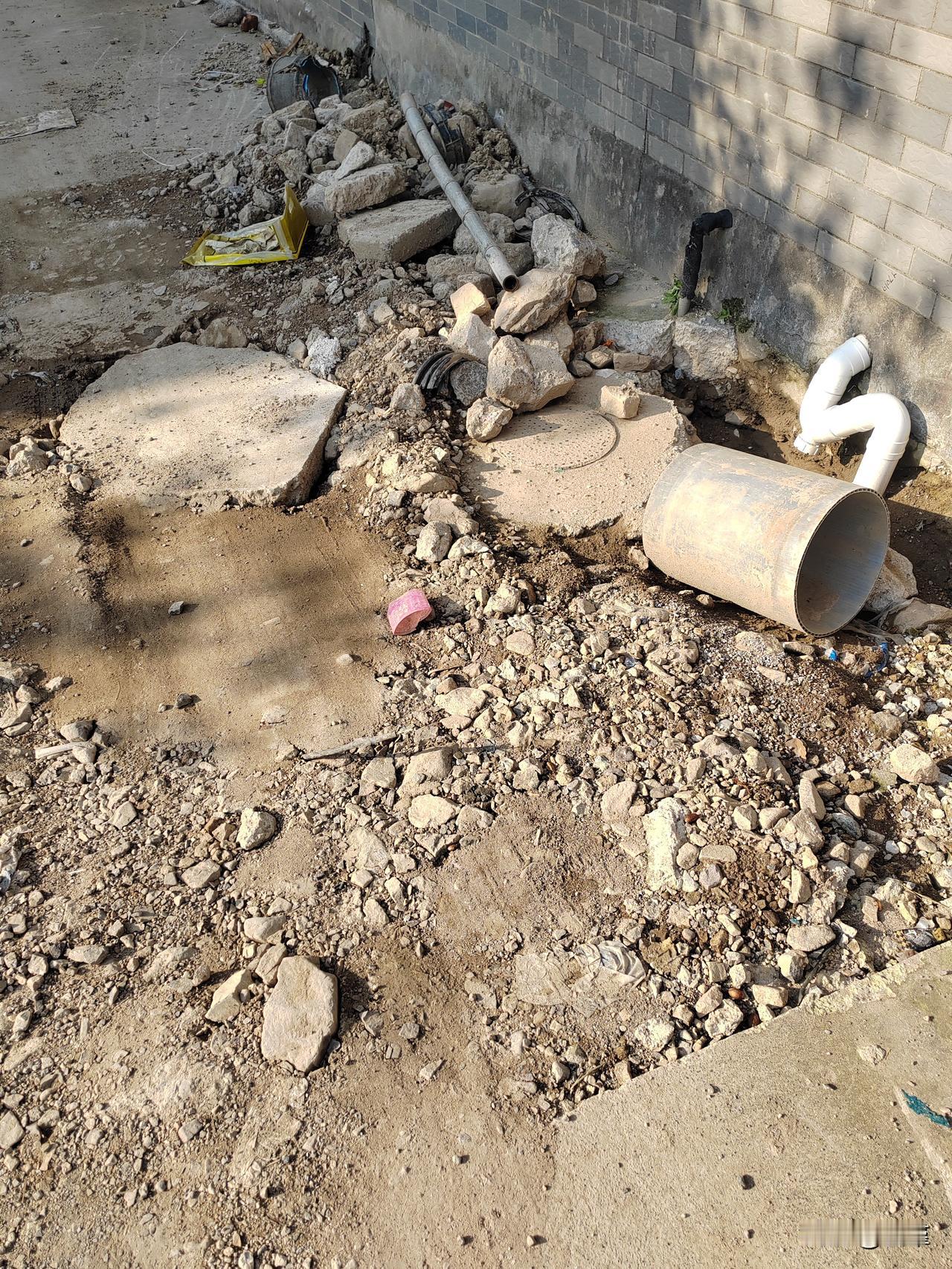 又开始到处挖挖挖了，没办法停车，家里的充电桩也不好充电了。
好处是，原先乱排水的