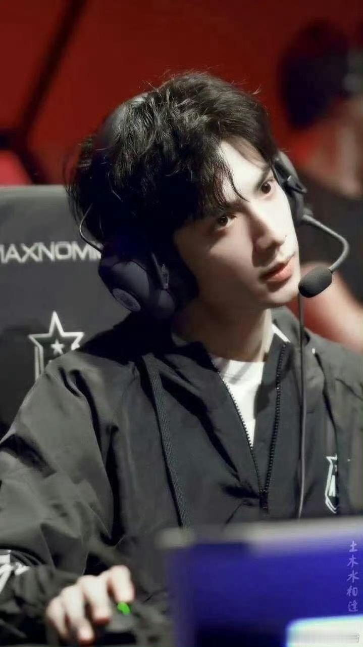 罗云熙电竞文男主具象化  罗云熙不仅台词功底好，配音也这么出彩！打游戏专注又超神