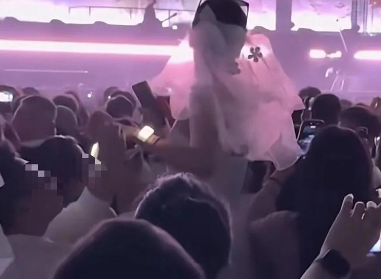 #情侣在演唱会求婚遭后排喊坐下#
情侣演唱会求婚，被大喊坐下！近日，赵雷北京鸟巢
