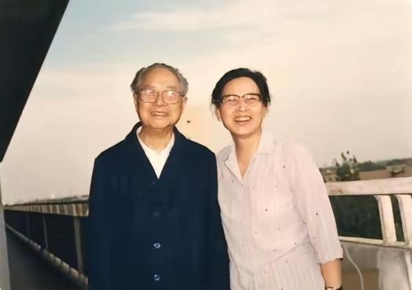 1954年，开国中将成钧丧偶后，心中暗暗属意小姨子周月茜，此事后来传为佳话。成钧