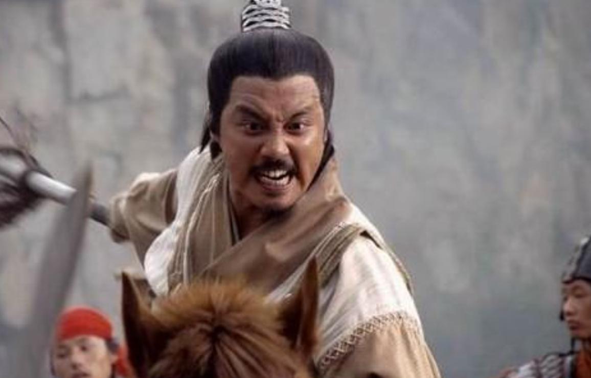 秦琼打不过杨林，只能策马狂奔，杨林紧追不舍。危急时刻冲出一条大汉，铁槊一击震伤杨