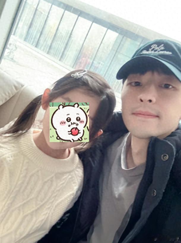 32岁的邓伦近照曝光，面容憔悴，胡子拉碴，眼神中满是疲惫。曾经的他风光无限，如今