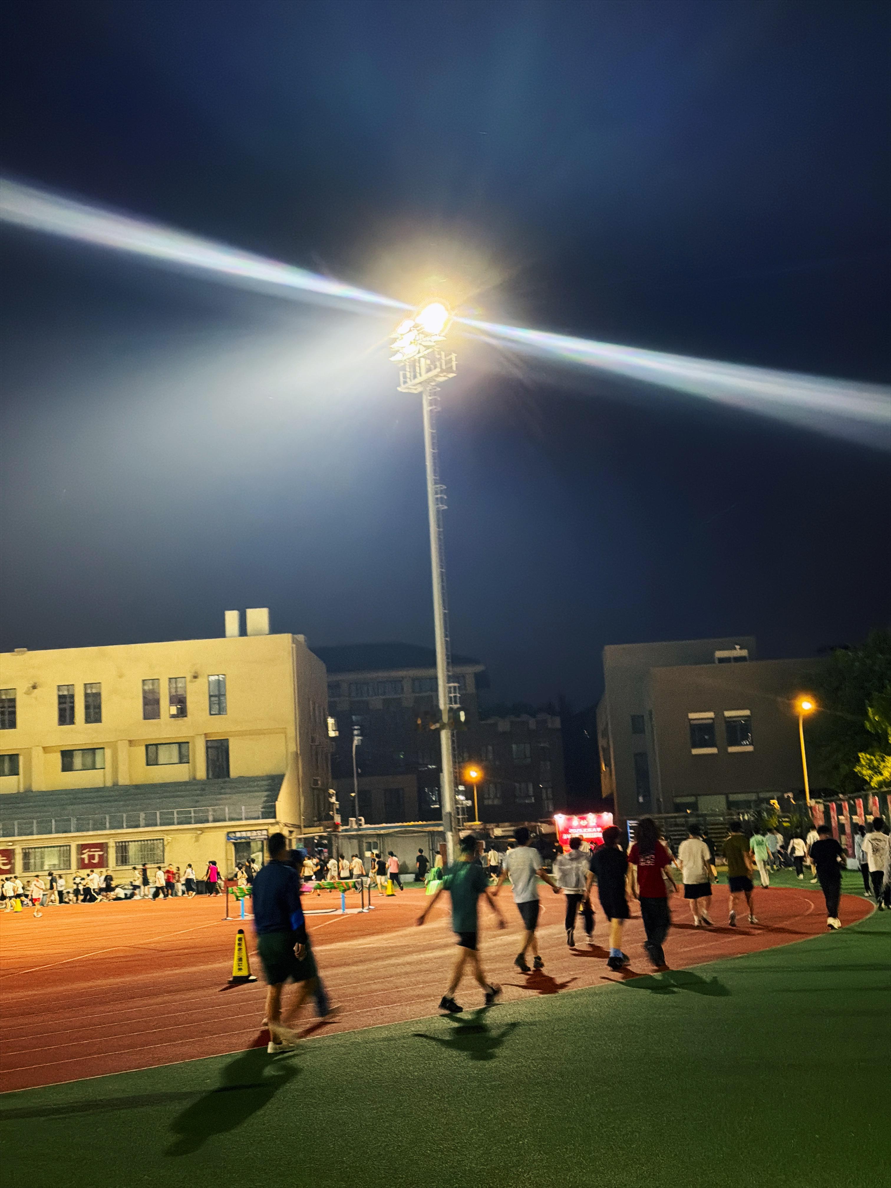 北大学子夜奔从北京到丹麦 夜色浸染燕园跑道，少年脚步踏响青春节拍。一场跨越国界的
