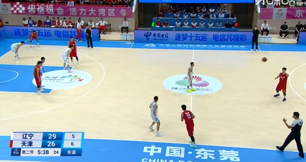 我去，我从来没见过这么拼命的赵继伟，刚才突破全程都在跟对手摔跤了，不要命的打法~