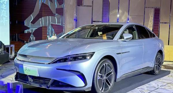 大家看看国内新能源汽车，24年4月份首周销量数据。
比亚迪45216
特斯拉19