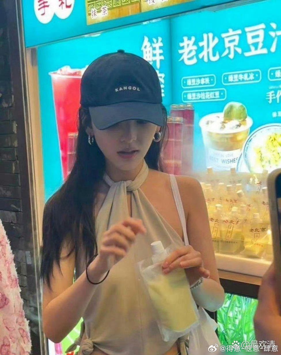 网友偶‎遇章若‌﻿楠‌，直﻿‎夸她⁠﻿私﻿‎服穿搭﻿⁠太好看，不愧是内娱‏初恋‌