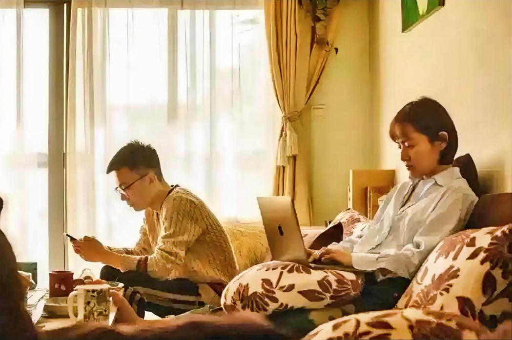 夫妻之间谁管钱？

这个事儿，我的客户、同事，亲戚朋友全都在聊，有人说“谁挣得多