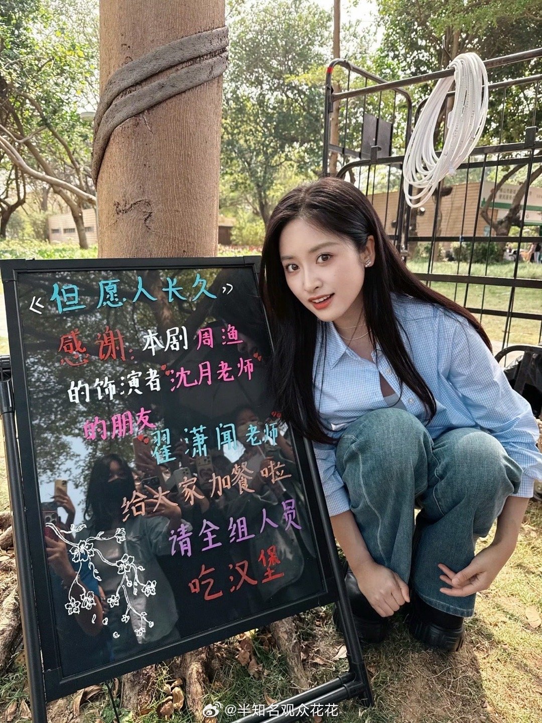 上一次月月也去给小翟探班请客了翟潇闻开机第一天请客沈月剧组翟潇闻开机请沈月剧组吃