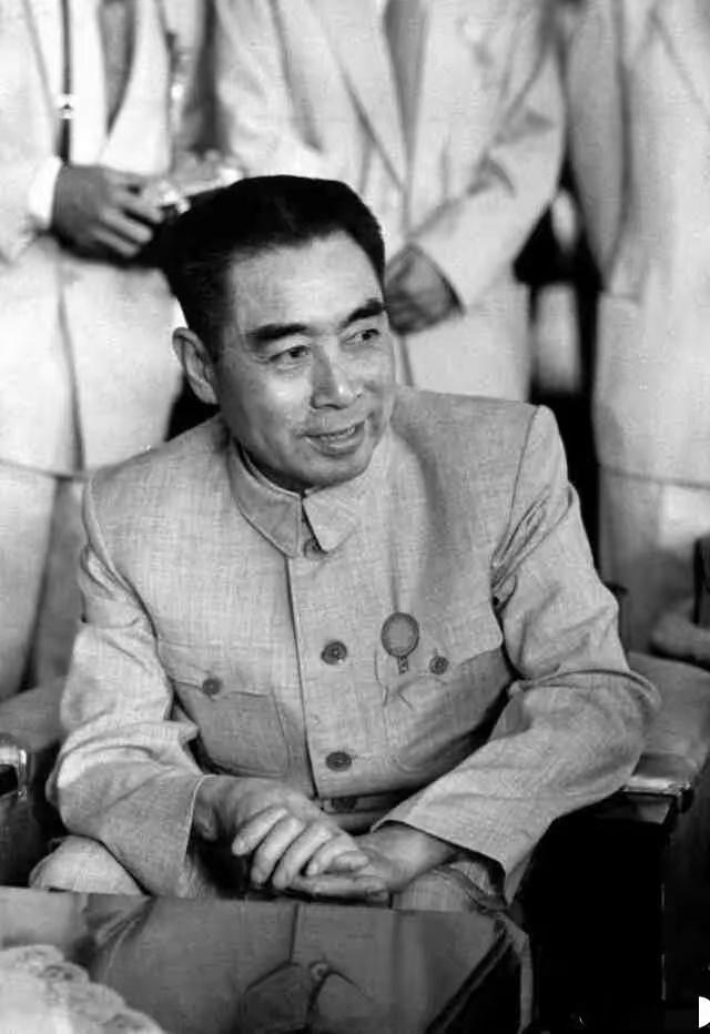 周总理的这张珍贵照片，第一次看见，老人家笑容满面，目光深邃，慈祥可亲，平和安静，