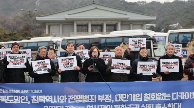 韩国发生大事了。李在明访日前夕，日本驻韩国大使馆突然被“围”了。

据韩联社报道