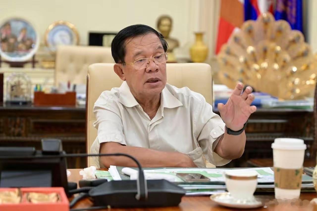 洪森发照片，说这是他第二天监督边境停火。柬埔寨网民说洪森不仅疲倦，还瘦了很多。 