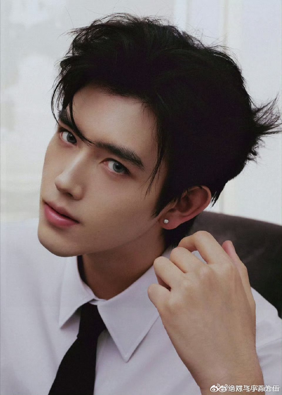 陈飞宇跳舞偷感好重陈飞宇是热巴的贴身保镖吧 陈飞宇《你好星期六》跳舞偷感十足，认