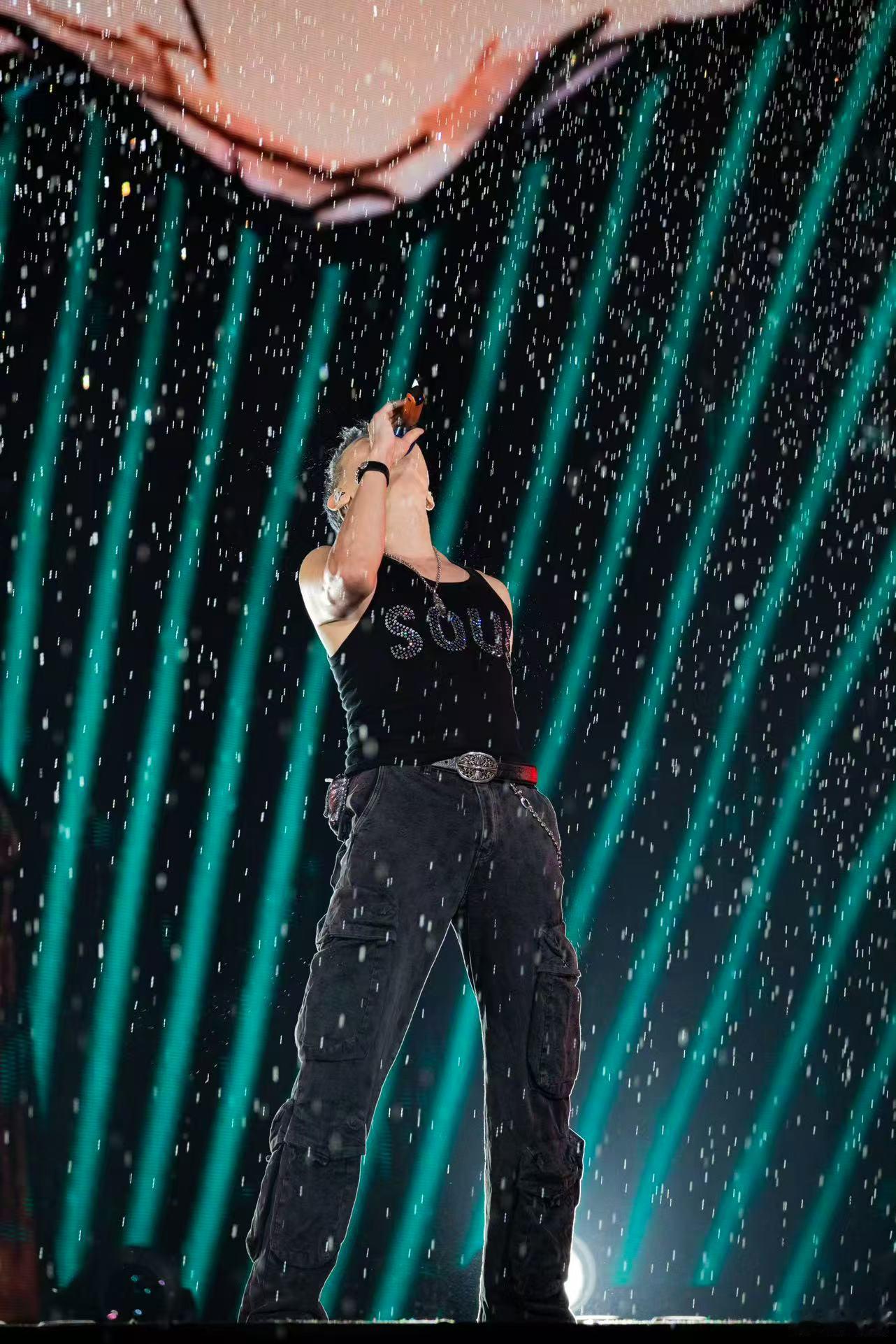 陶喆靠蒸喉咙保护嗓子 连保养嗓子都这么有仪式感。蒸汽疗法看起来很专业，应对不同天