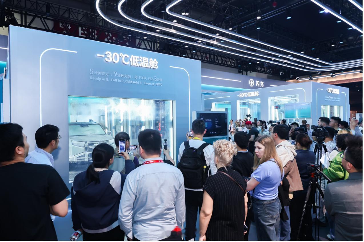 2026 北京车展，比亚迪凭硬核技术实力引爆全场！独占 E3 整馆，集结王朝、海