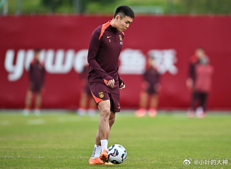 北青：国足已抵达迪拜，王上源因腰伤缺席，塞尔吉尼奥归队1月13日讯 根据《北京青