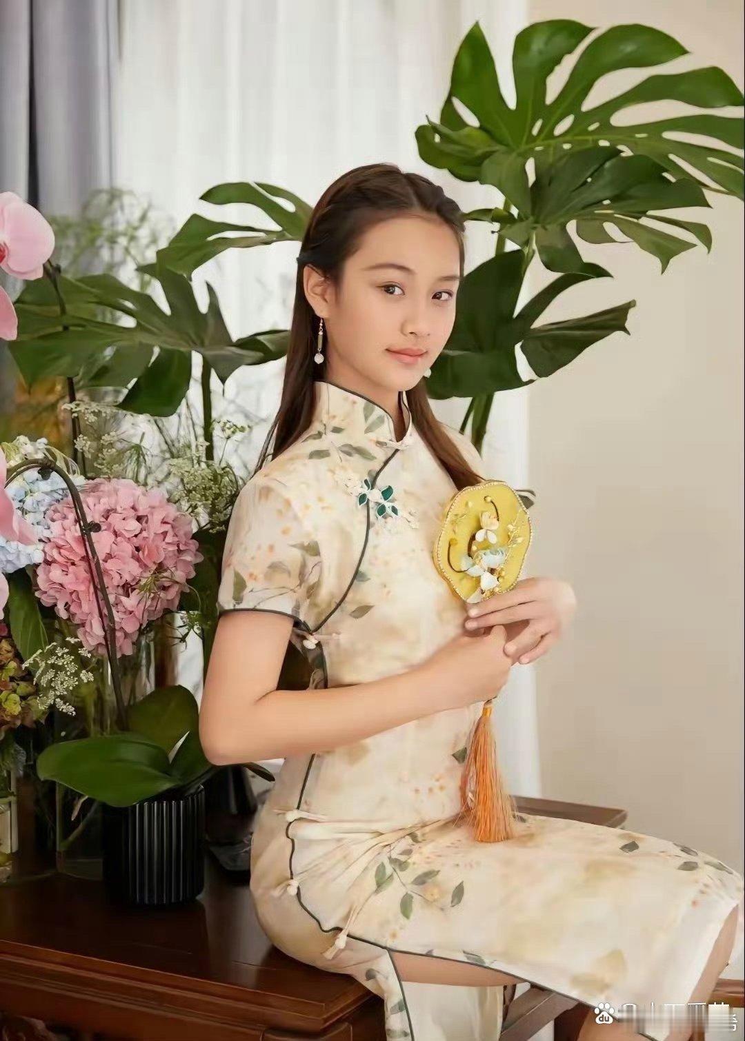 12岁的甜馨长成了一个大姑娘，亭亭玉立落落大方比小时候瘦了很多。 