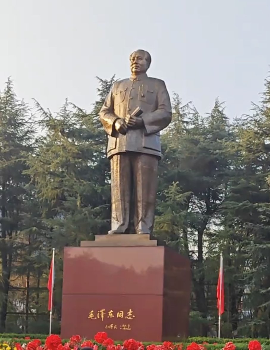 毛泽东同志诞辰132周年 今天是毛泽东同志诞辰132周年纪念日，我们怀着崇敬的心