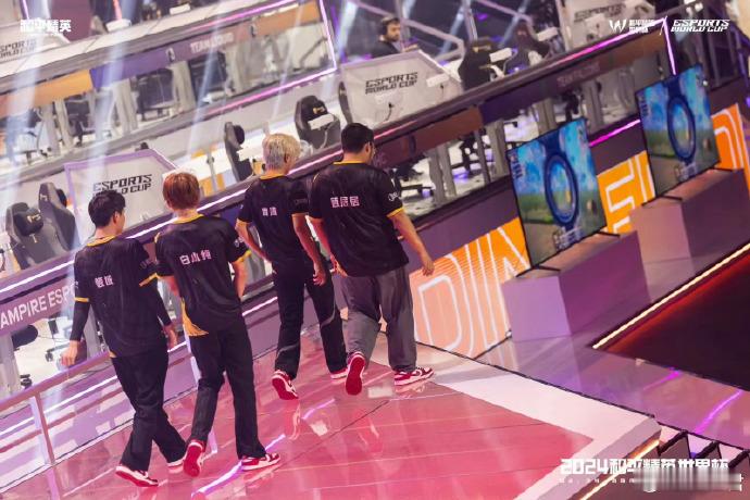 #天霸世界杯季军# 天霸战队一直都在不断的前行，今天我们相聚在这里当然要恭喜一下