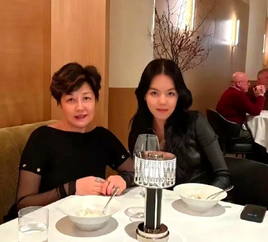 哈文和女儿法图麦，在纽约一张吃饭的照片。
照片里，女儿低头吃着东西，哈文看着她，