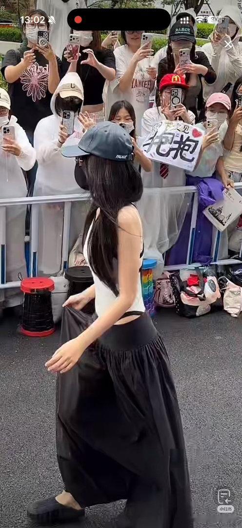 虞书欣每天剧宣都不一样虞书欣剧宣小能手 别人剧宣靠物料，虞书欣剧宣靠“每日一套新