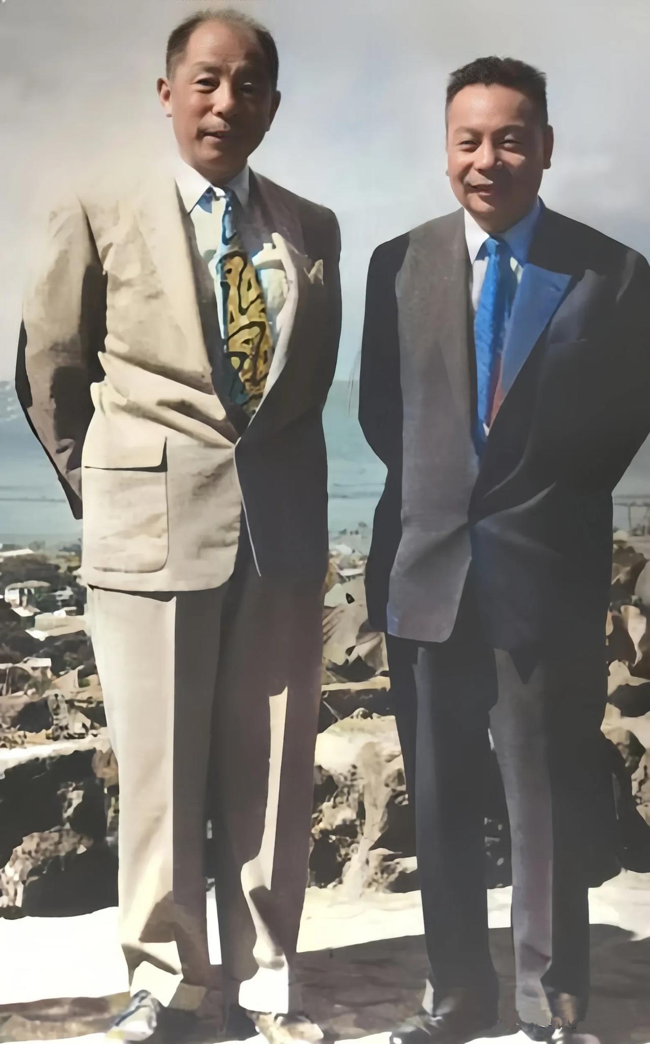 1962年，52岁的蒋经国与61岁的张学良在海边的一张合影。

西安事变之后，张