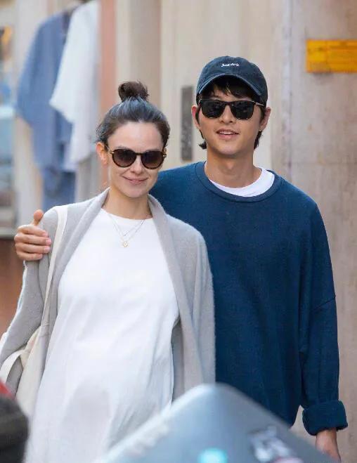 终于看到了宋仲基妻子的庐山真面目！颜值相较于前任宋慧乔，确实低了不少！