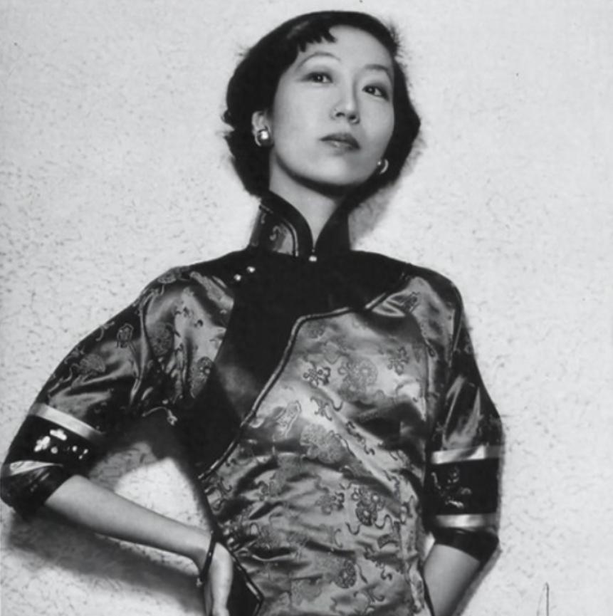 1995年，张爱玲在美国出租屋内去世，尸体几天后才被发现。她身着简单的灰色连衣裙