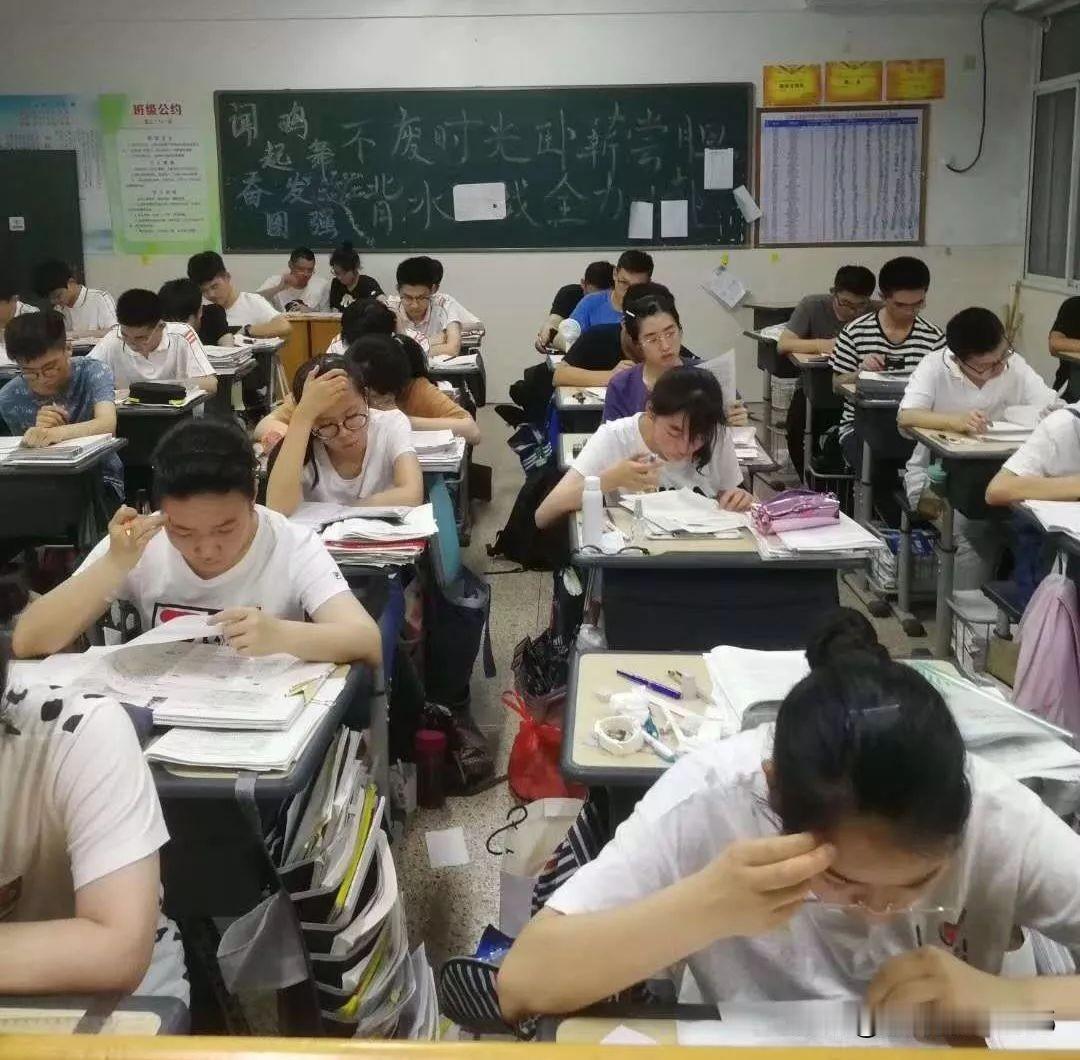 今年高考的数学物理难吗？题型新变化，，预示未来教育大方向，这些信息你必须看懂！