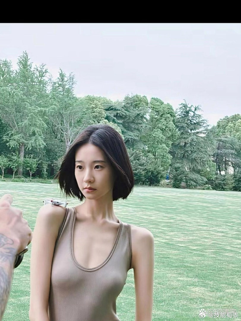 张艺‏凡‏个子又高又⁠瘦，还带‏‏‏点文艺范儿，她到底咋做到的？﻿ 